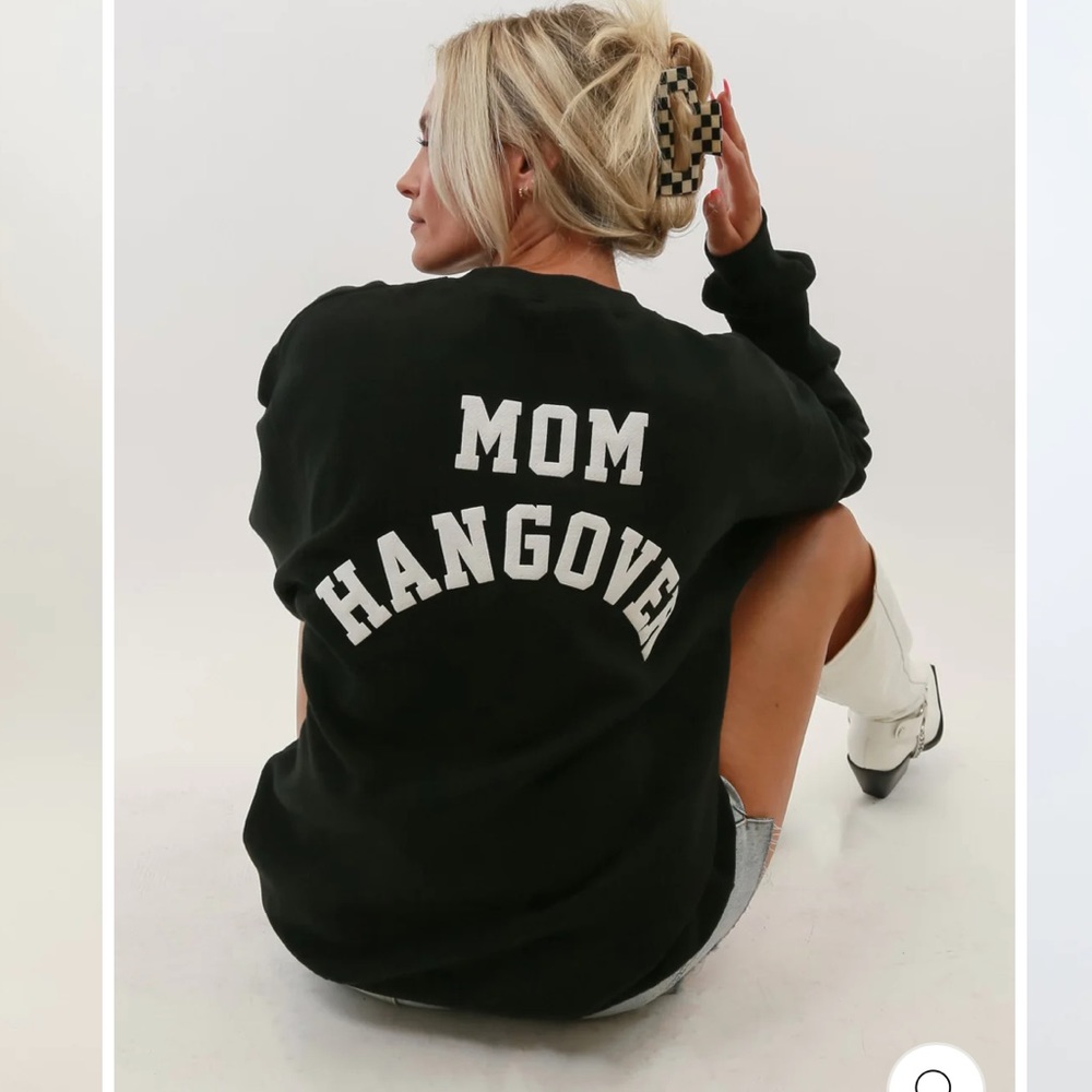 ♥️
Lulusimon Mom Hangover crew sweatshirt NWT